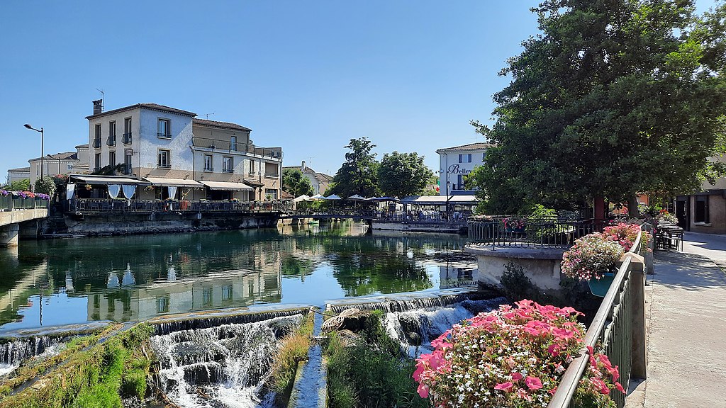Canal de L'Isle-sur-la-Sorgue avec roue à aubes