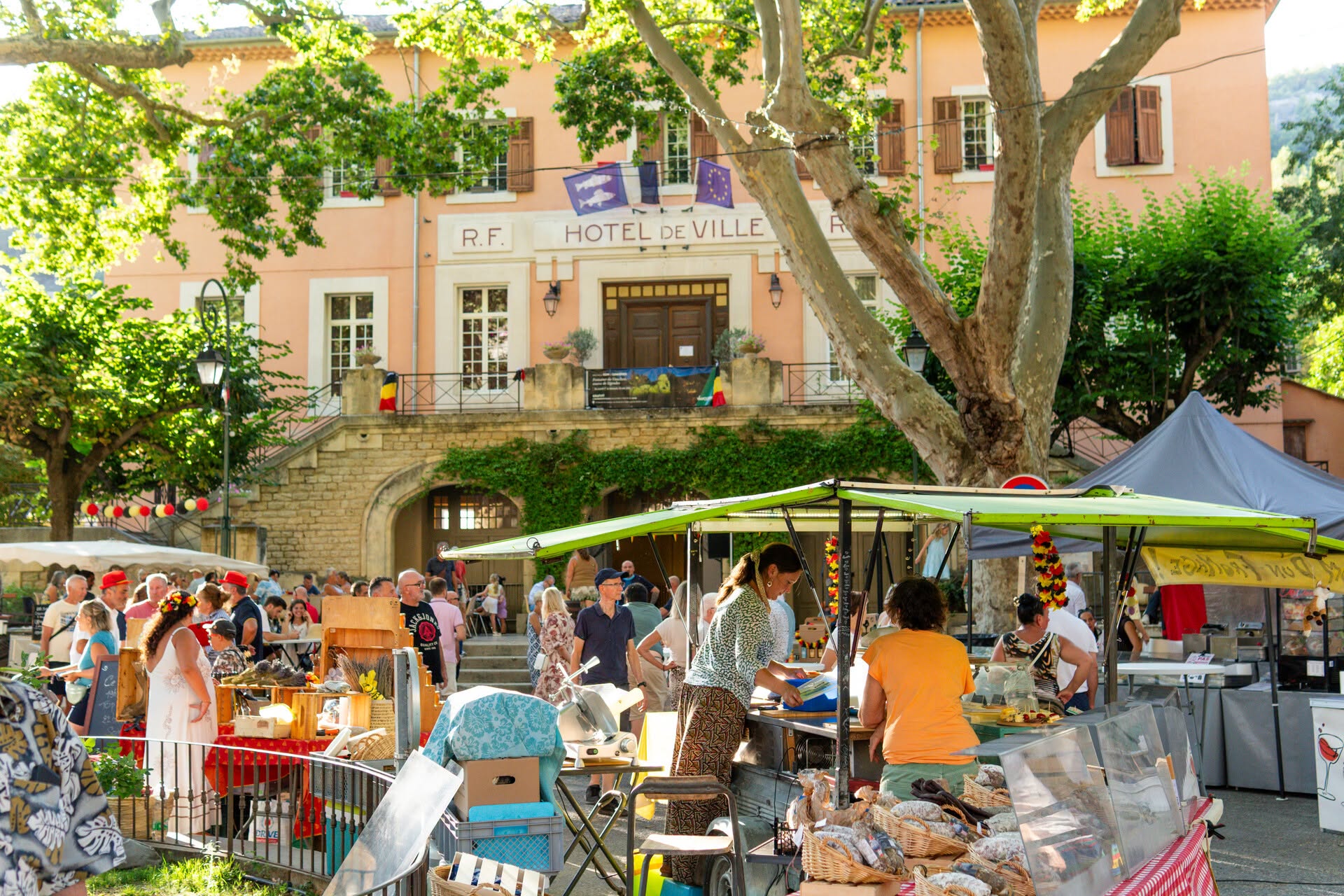 Market day in front of the Hôtel de Ville