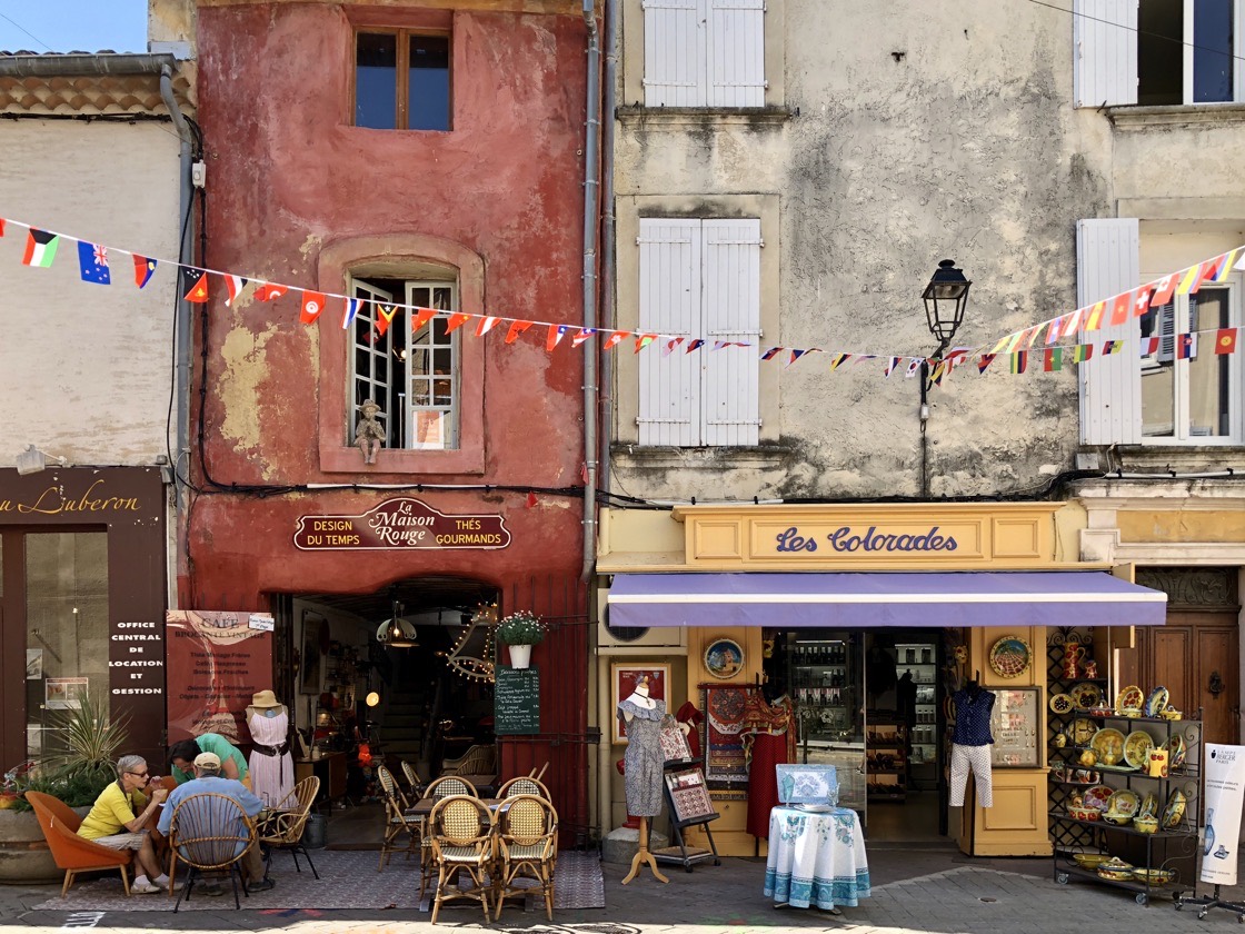 Rue colorée de L'Isle-sur-la-Sorgue