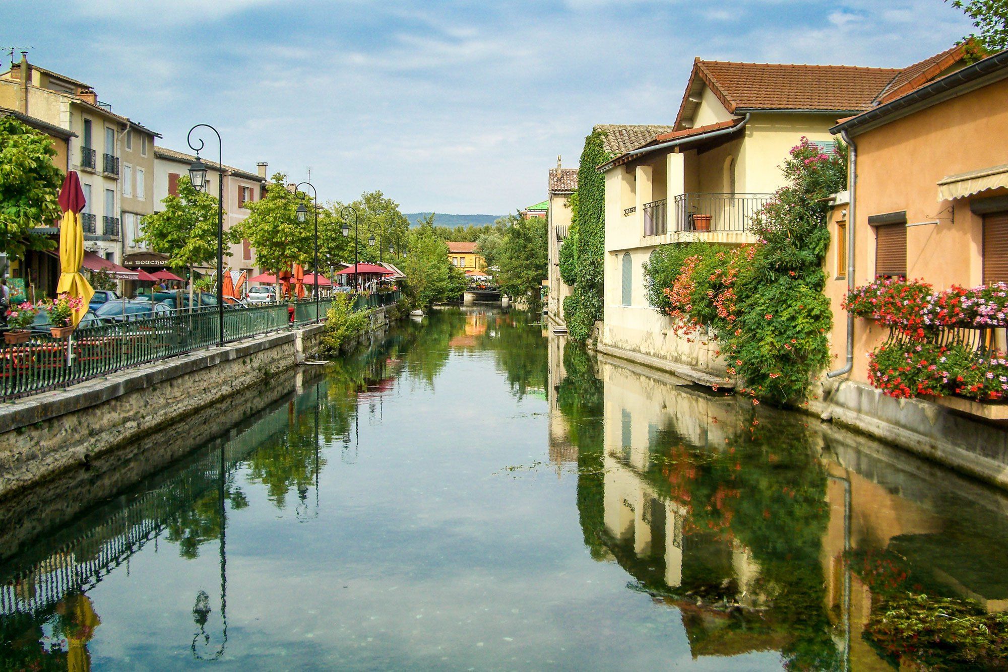 Riverside houses along the Sorgue