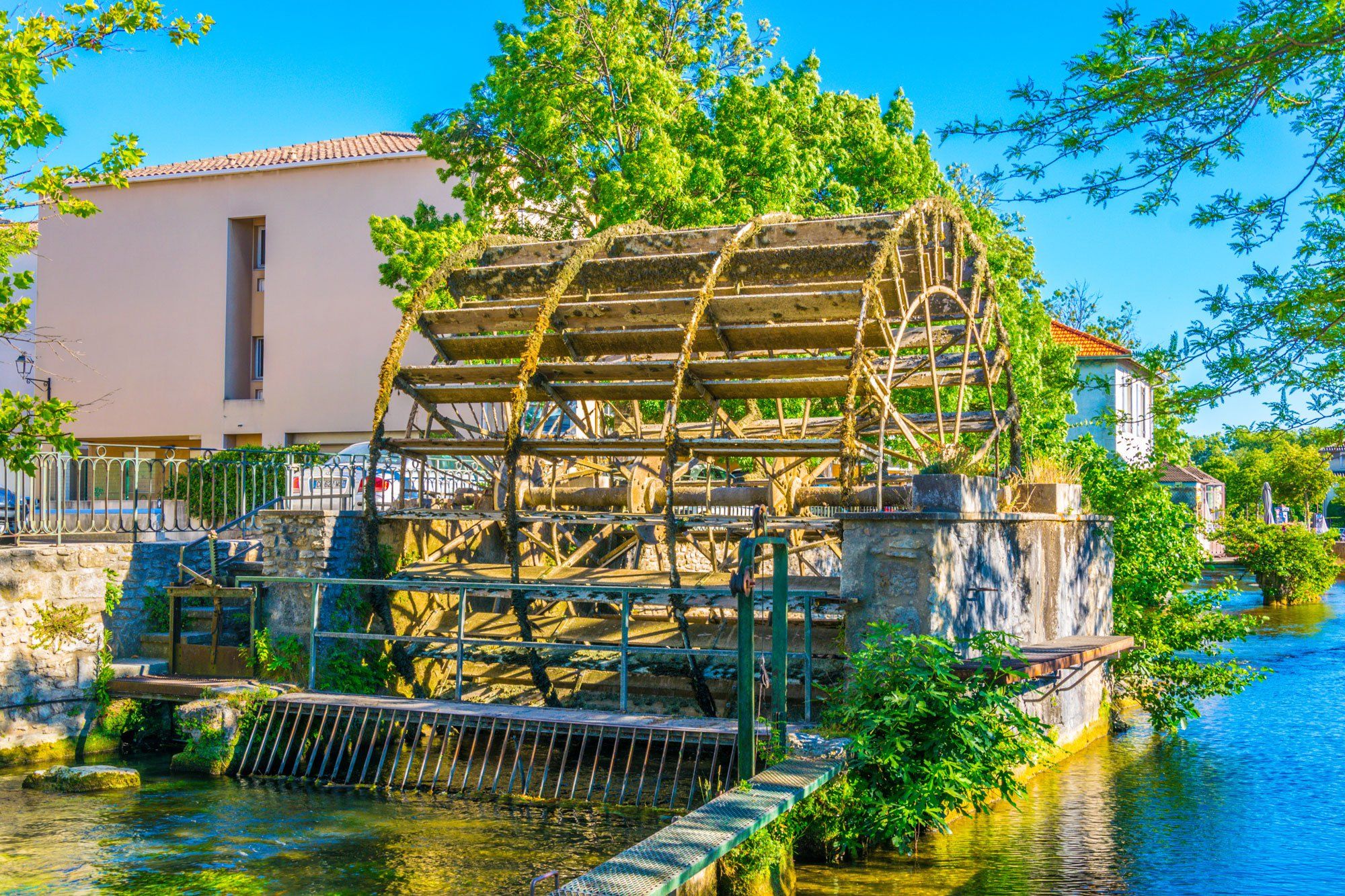 Mossy waterwheel on the Sorgue
